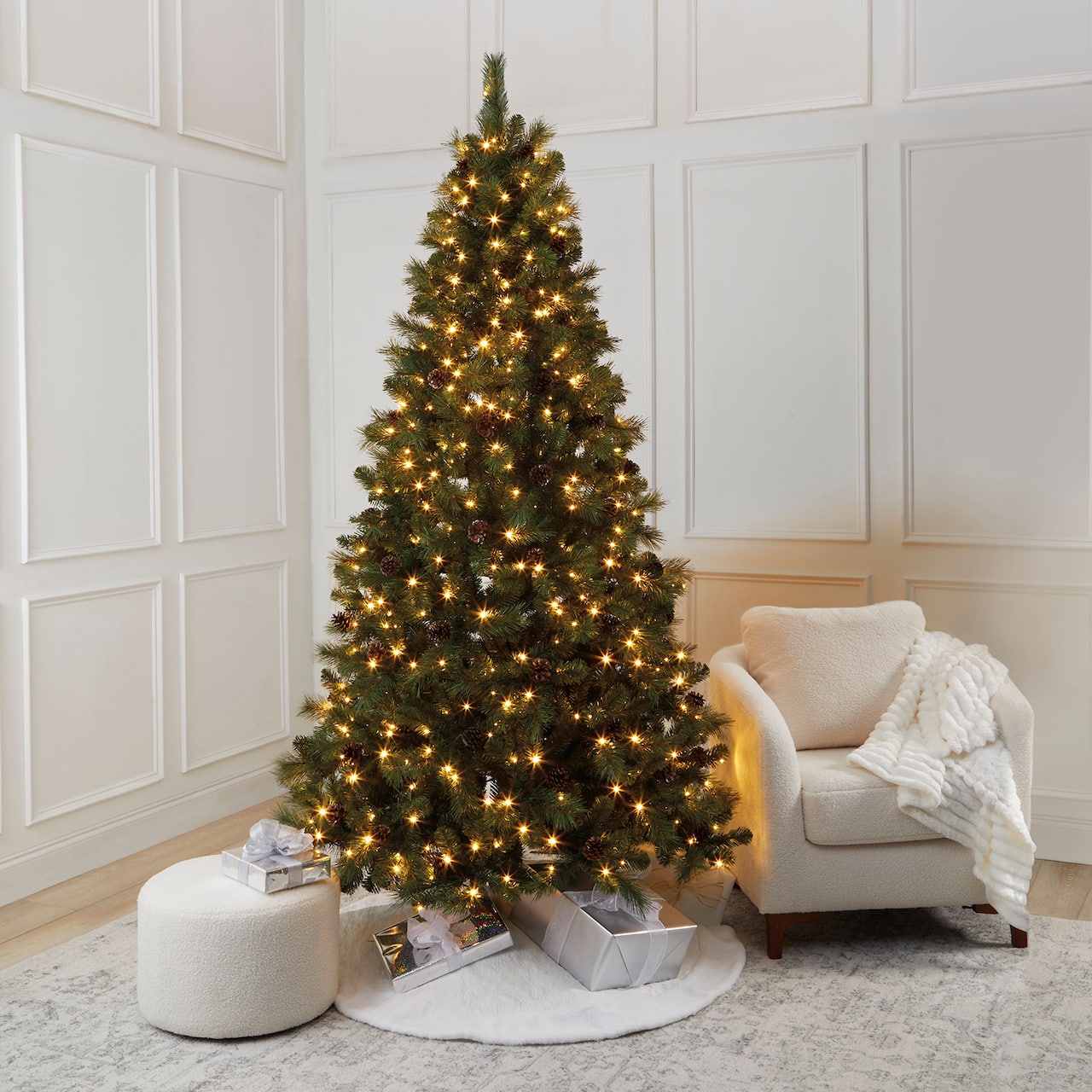Sapin de Noël artificiel illuminé à aspect de pin Wimberley réaliste avec mini DEL blanc chaud de 7,5 pi d’Ashland